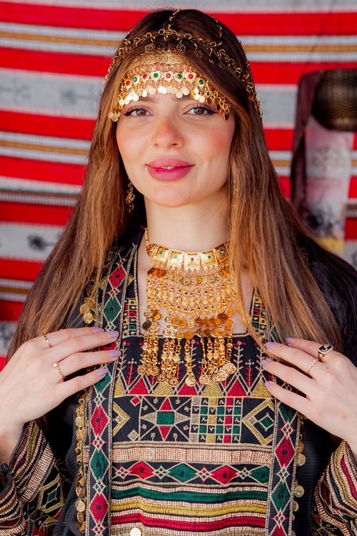 طقم تراثي سلس و حلق متدلي لون ذهبي