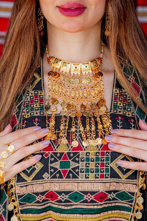 طقم تراثي سلس و حلق متدلي لون ذهبي