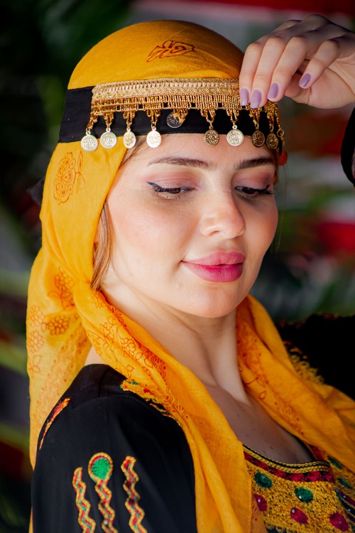 ربطة رأس تراثية لون أسود مزينة بجنيهات ذهبية