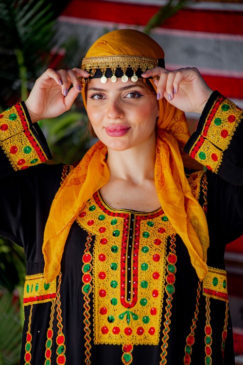 ربطة رأس تراثية لون أسود مزينة بجنيهات ذهبية