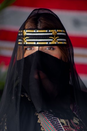 برقع نسائي لون أسود ليوم التأسيس بتطريز باللون الذهبي و الفضي من الأعلى و بخيط من الأمام