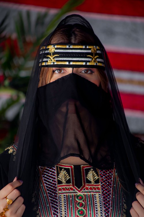 برقع نسائي لون أسود ليوم التأسيس بتطريز باللون الذهبي و الفضي من الأعلى و بخيط من الأمام