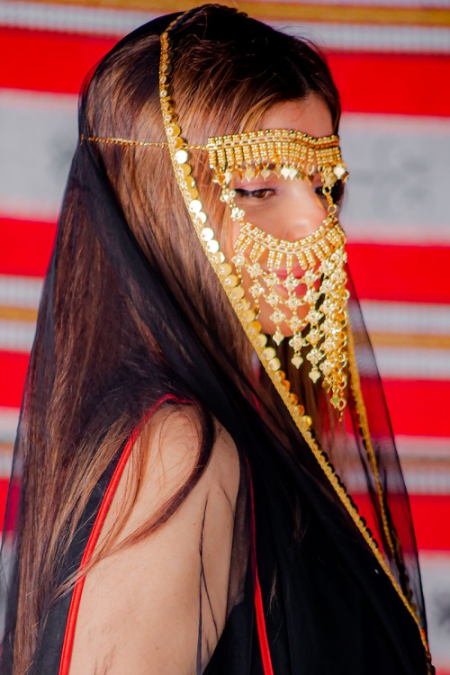 برقع نسائي لون ذهبي ليوم التأسيس