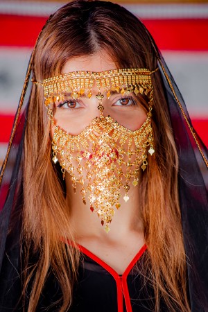 برقع نسائي لون ذهبي ليوم التأسيس 