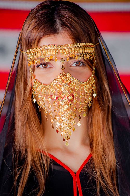 برقع نسائي لون ذهبي ليوم التأسيس