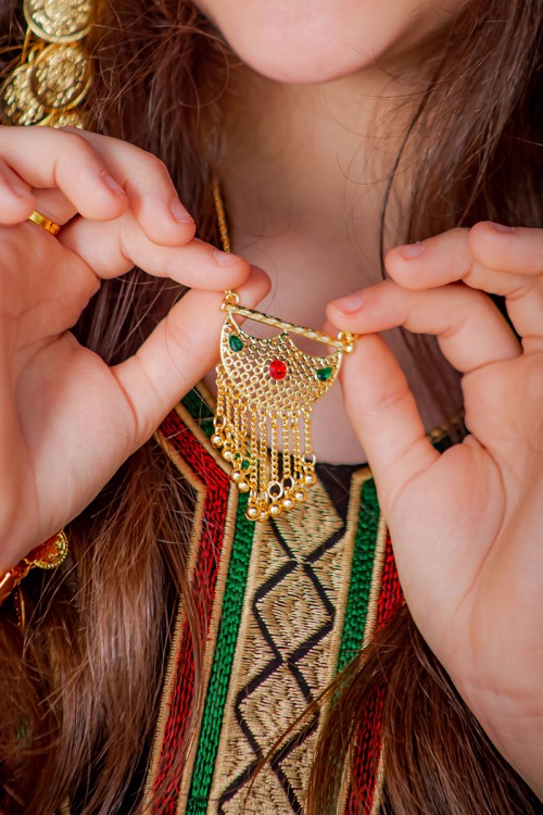 طقم تراثي سلس و حلق متدلي لون ذهبي