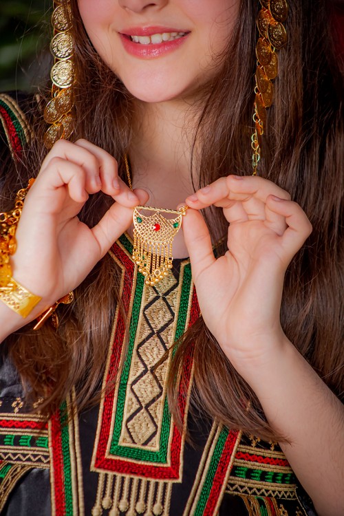 طقم تراثي سلس و حلق متدلي لون ذهبي