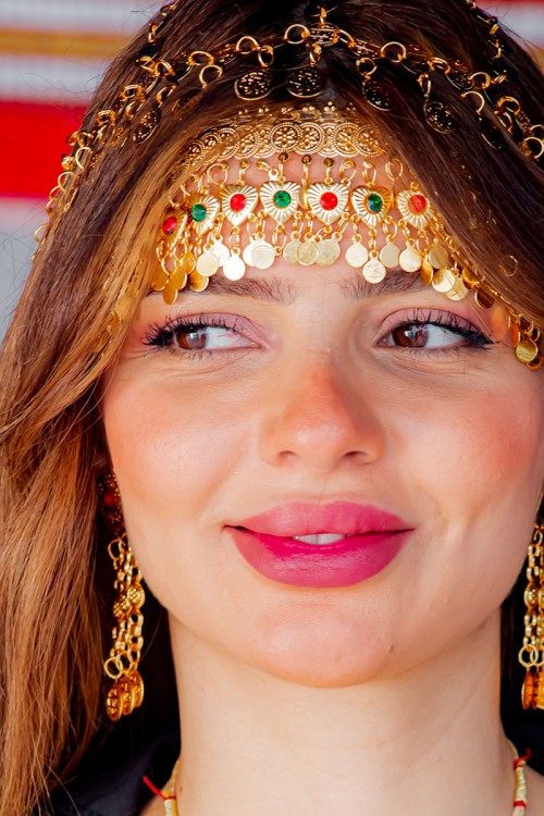 اكسسوار رأس تراثي متدلي مزين بجنيهات ذهبية وقلوب بفصوص ملونة