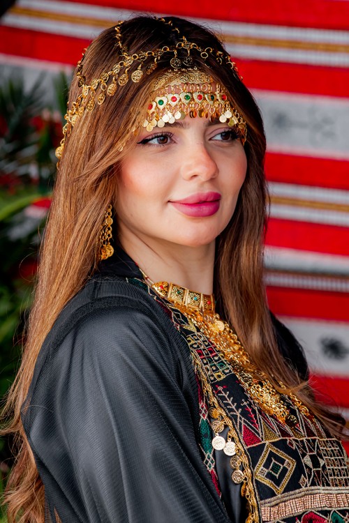 اكسسوار رأس تراثي متدلي مزين بجنيهات ذهبية وقلوب بفصوص ملونة