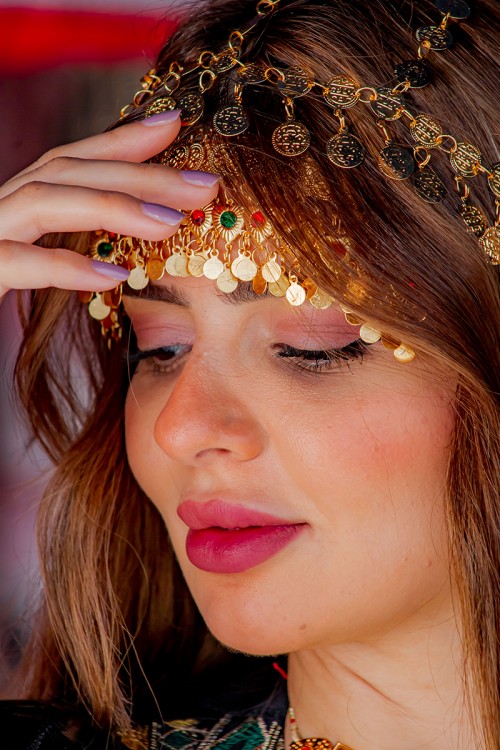 اكسسوار رأس تراثي متدلي مزين بجنيهات ذهبية وقلوب بفصوص ملونة