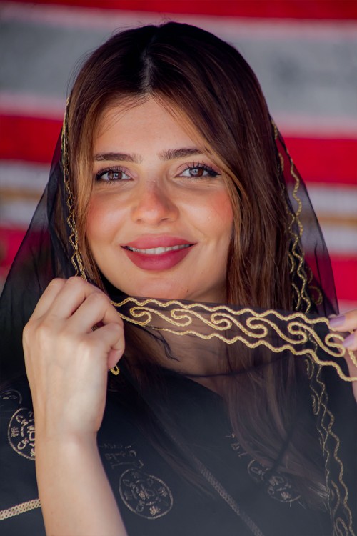 طرحة شيفون لون أسود بتطريز ذهبي من الأطراف