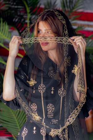 طرحة شيفون لون أسود بتطريز ذهبي من الأطراف