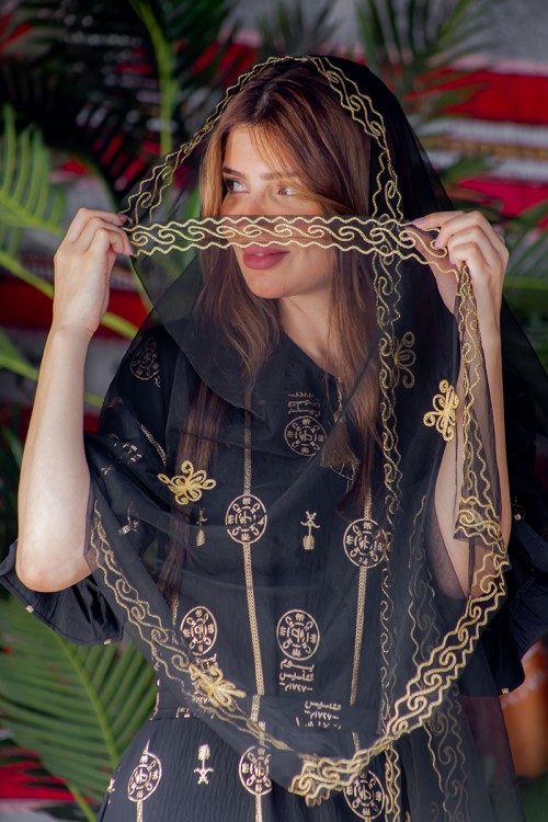 طرحة شيفون لون أسود بتطريز ذهبي من الأطراف