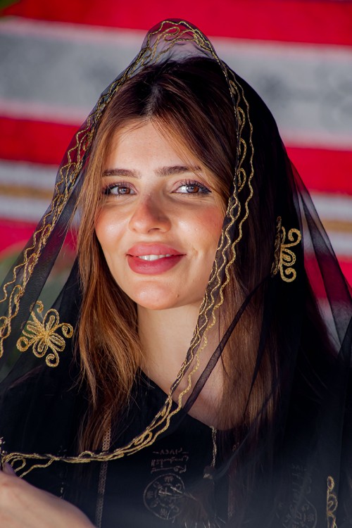 طرحة شيفون لون أسود بتطريز ذهبي من الأطراف