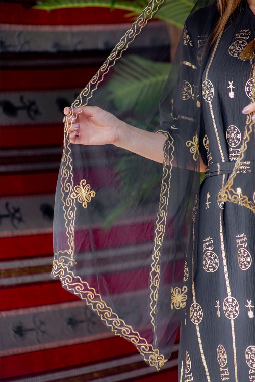 طرحة شيفون لون أسود بتطريز ذهبي من الأطراف