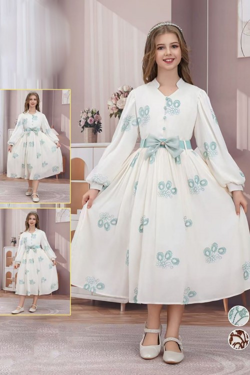 فستان بناتي لون أبيض مشجر باللون الفستقي بأكمام طويلة و بأزرار من الأمام مع حزام من الخصر