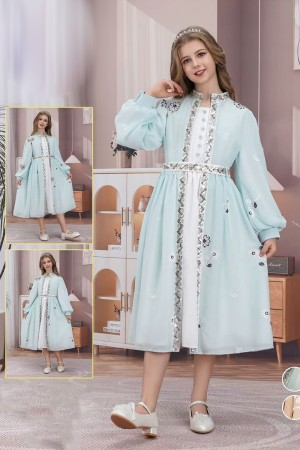 فستان بناتي لون سماوي و أبيض مزين بالورود بأكمام طويلة و بأزرار من الأمام مع حزام من الخصر 