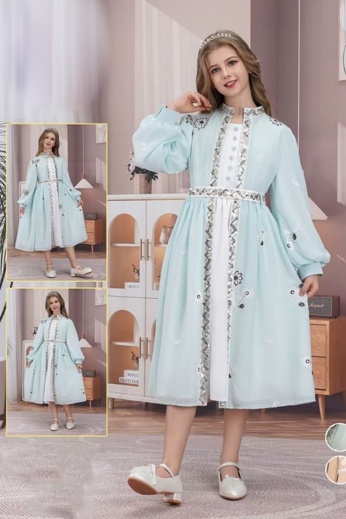 فستان بناتي لون سماوي و أبيض مزين بالورود بأكمام طويلة و بأزرار من الأمام مع حزام من الخصر