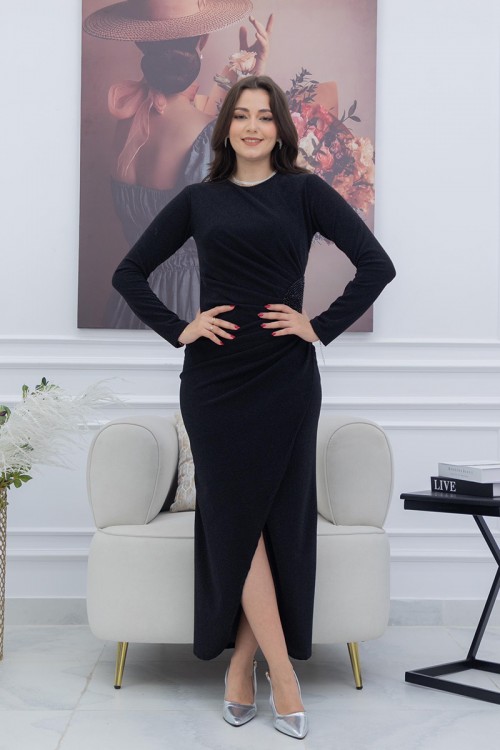 فستان نسائي لون أسود لماع بياقة دائرية و زم من الخصر ذو أكمام طويلة و فتحة من الأمام و سحاب من الخلف