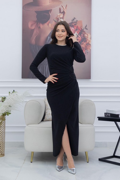 فستان نسائي لون أسود لماع بياقة دائرية و زم من الخصر ذو أكمام طويلة و فتحة من الأمام و سحاب من الخلف