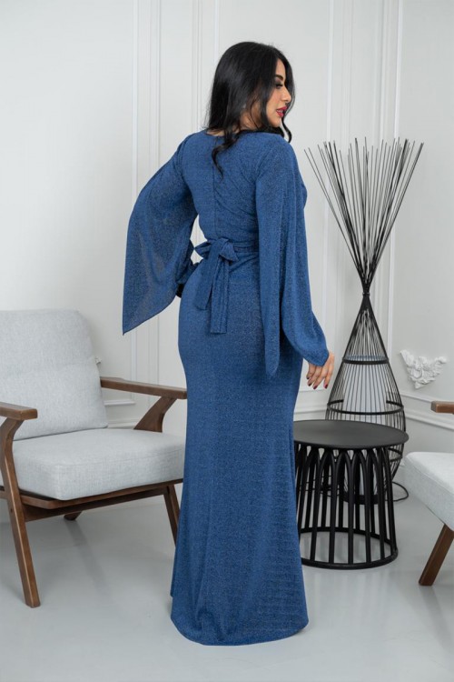 فستان نسائي لون أزرق بياقة قصة سبعة بأكمام منسدلة و رباط من الخلف و فتحة من الأمام