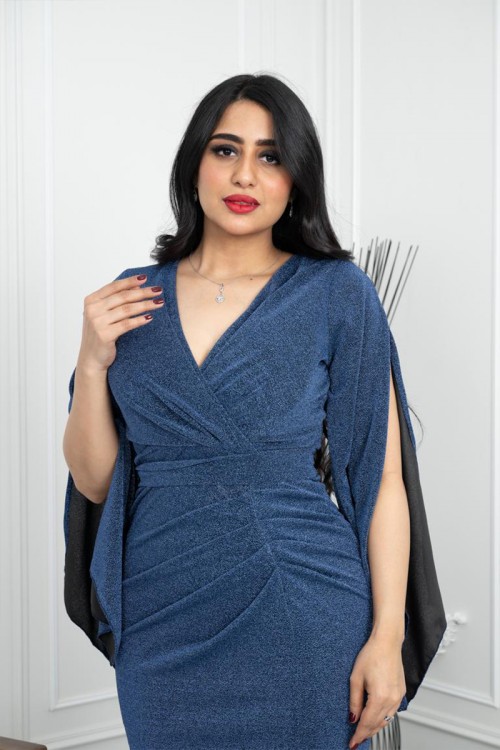 فستان نسائي لون أزرق بياقة قصة سبعة بأكمام منسدلة و رباط من الخلف و فتحة من الأمام