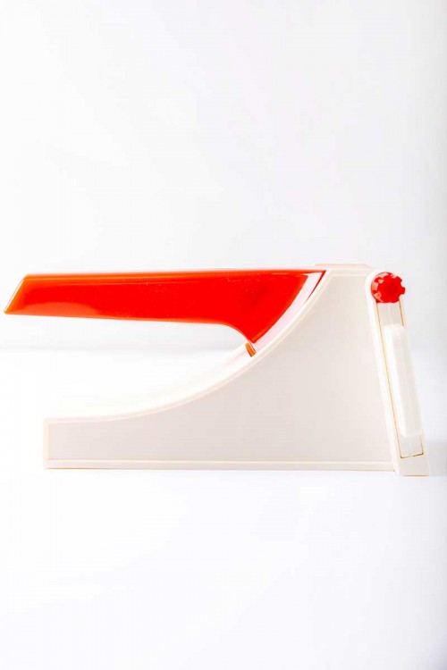 قطاعة بطاطس يدوية بلاستيك  لون أبيض و أحمر بشفرات ستيل حادة مقاومة للصدأ و مقبض كبس مريح للتقطيع