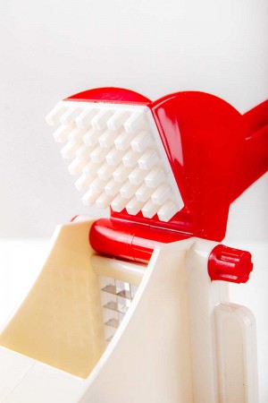 قطاعة بطاطس يدوية بلاستيك  لون أبيض و أحمر بشفرات ستيل حادة مقاومة للصدأ و مقبض كبس مريح للتقطيع