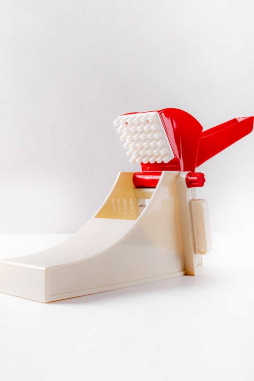 قطاعة بطاطس يدوية بلاستيك  لون أبيض و أحمر بشفرات ستيل حادة مقاومة للصدأ و مقبض كبس مريح للتقطيع