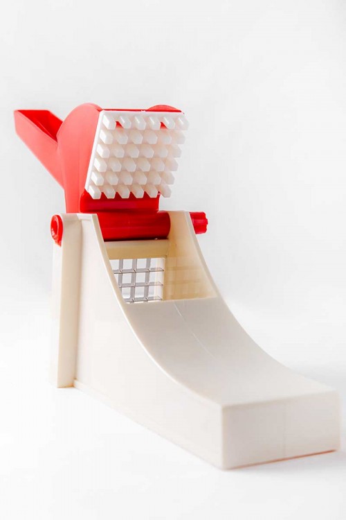 قطاعة بطاطس يدوية بلاستيك  لون أبيض و أحمر بشفرات ستيل حادة مقاومة للصدأ و مقبض كبس مريح للتقطيع