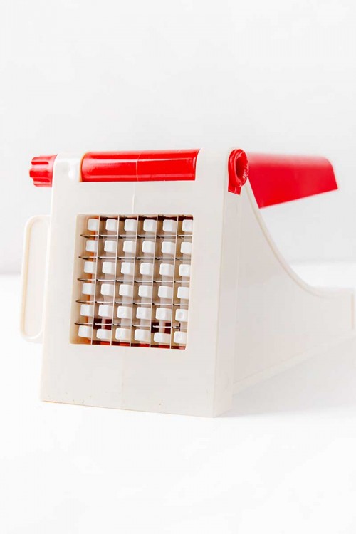 قطاعة بطاطس يدوية بلاستيك  لون أبيض و أحمر بشفرات ستيل حادة مقاومة للصدأ و مقبض كبس مريح للتقطيع