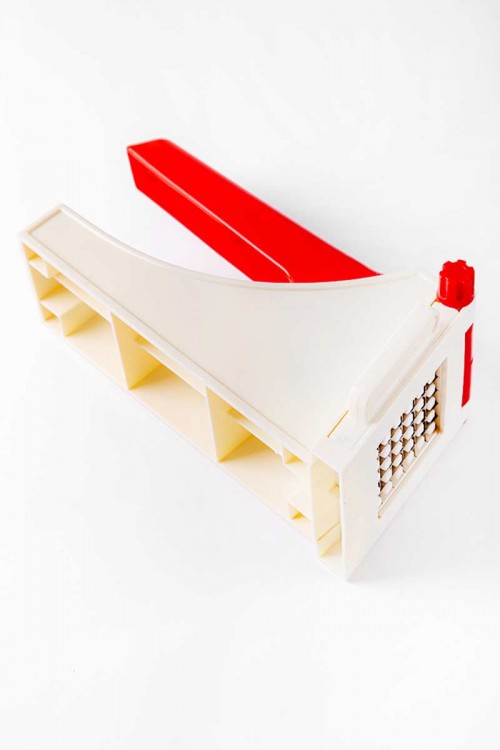 قطاعة بطاطس يدوية بلاستيك  لون أبيض و أحمر بشفرات ستيل حادة مقاومة للصدأ و مقبض كبس مريح للتقطيع