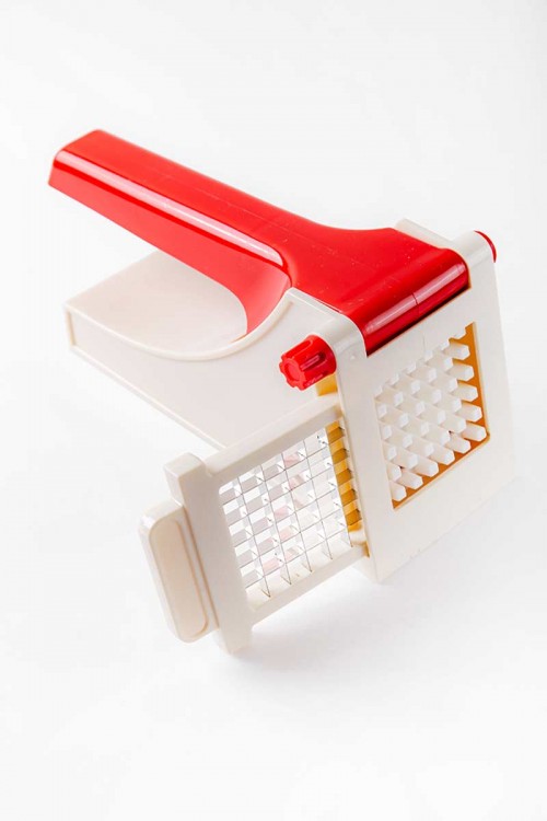 قطاعة بطاطس يدوية بلاستيك  لون أبيض و أحمر بشفرات ستيل حادة مقاومة للصدأ و مقبض كبس مريح للتقطيع