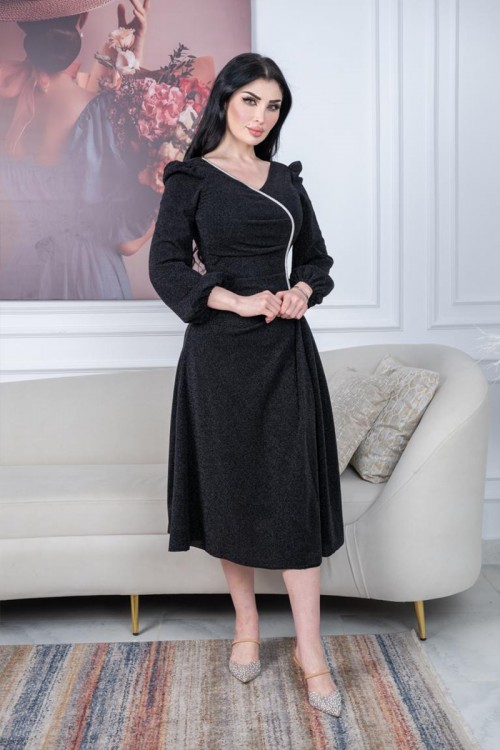 فستان نسائي ميدي لون أسود لماع بأكمام طويلة مزين بستراس فضي