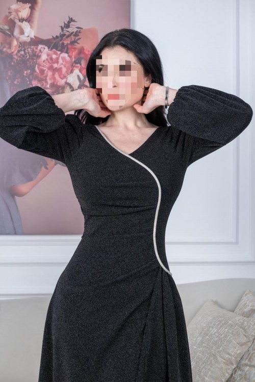 فستان نسائي ميدي لون أسود لماع بأكمام طويلة مزين بستراس فضي