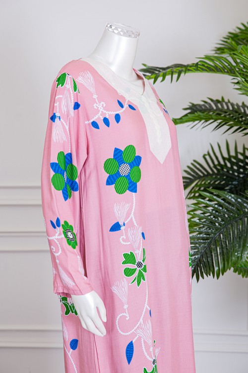 قميص نسائي طويل لون وردي بطبعة ورود و بياقة كلفة مطرزة ذو أكمام طويلة