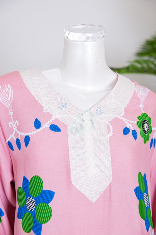 قميص نسائي طويل لون وردي بطبعة ورود و بياقة كلفة مطرزة ذو أكمام طويلة