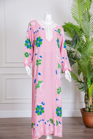 قميص نسائي طويل لون وردي بطبعة ورود و بياقة كلفة مطرزة ذو أكمام طويلة