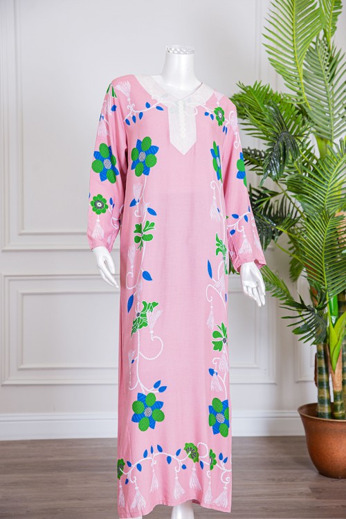 قميص نسائي طويل لون وردي بطبعة ورود و بياقة كلفة مطرزة ذو أكمام طويلة