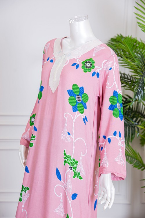 قميص نسائي طويل لون وردي بطبعة ورود و بياقة كلفة مطرزة ذو أكمام طويلة
