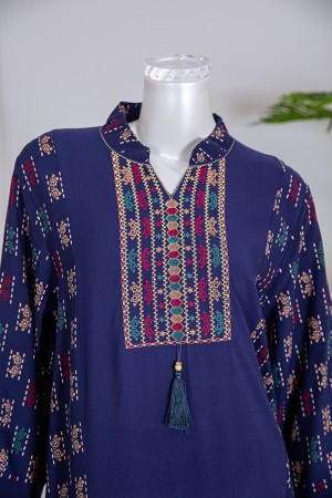 قميص نسائي طويل لون كحلي بياقة عالية مع تطريز ملون ذو أكمام طويلة