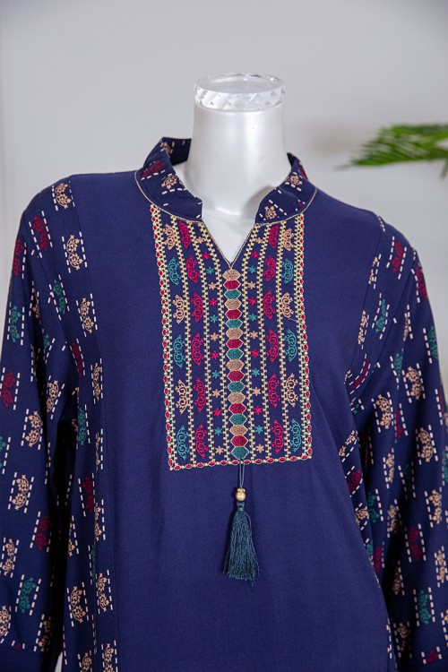 قميص نسائي طويل لون كحلي بياقة عالية مع تطريز ملون ذو أكمام طويلة