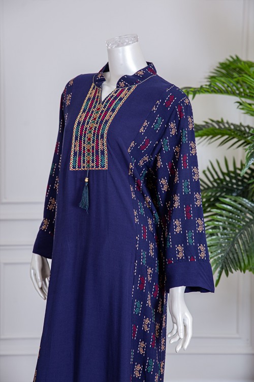 قميص نسائي طويل لون كحلي بياقة عالية مع تطريز ملون ذو أكمام طويلة