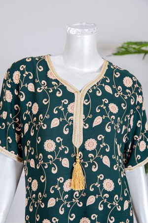 قميص نسائي طويل لون زيتي مزين بطبعات زهور و بياقة كلفة مطرزة لون بيج فاتح ذو أكمام قصيرة