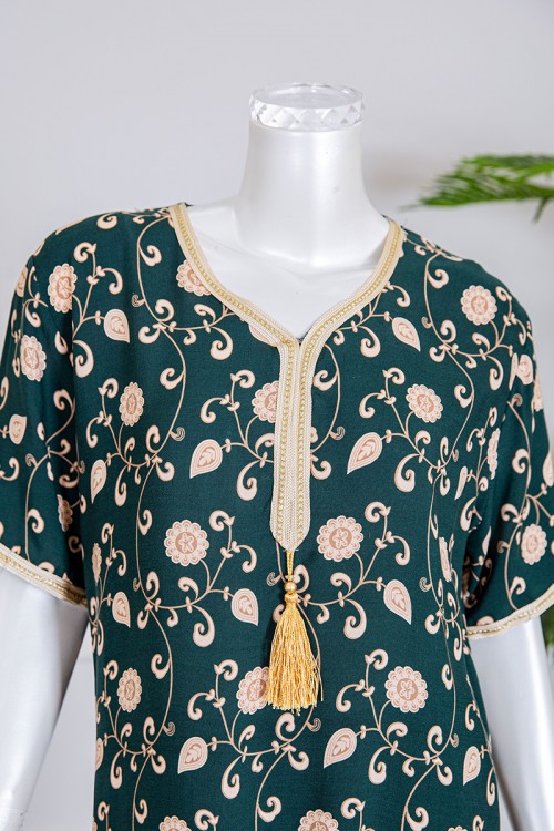 قميص نسائي طويل لون زيتي مزين بطبعات زهور و بياقة كلفة مطرزة لون بيج فاتح ذو أكمام قصيرة