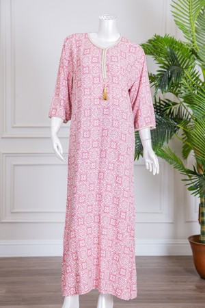 قميص نسائي طويل لون وردي مزين بزخارف باللون الأبيض ذو أكمام ميدي