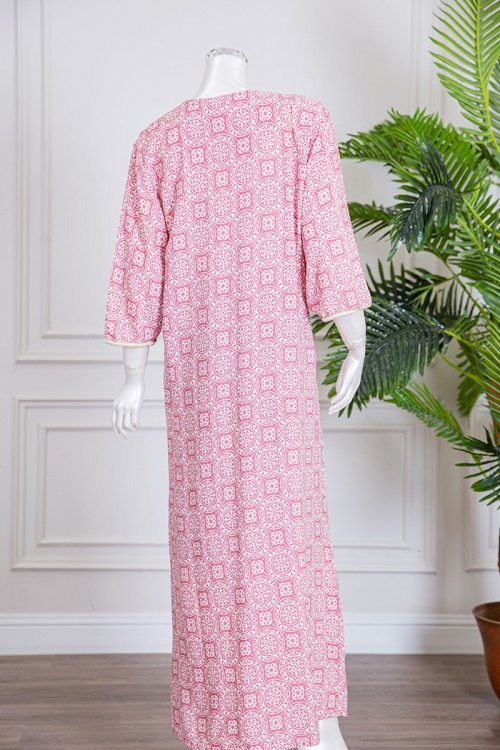 قميص نسائي طويل لون وردي مزين بزخارف باللون الأبيض ذو أكمام ميدي