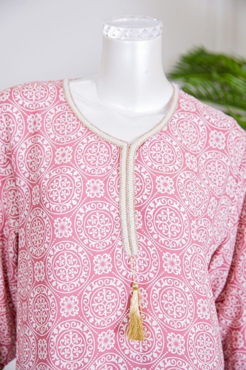 قميص نسائي طويل لون وردي مزين بزخارف باللون الأبيض ذو أكمام ميدي