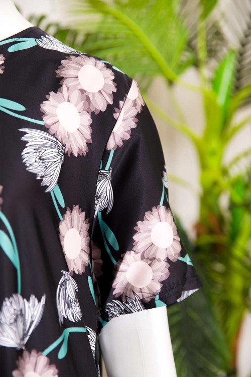 قميص نسائي قصير لون أسود مزين بطبعات زهور وأزرار ملونة من الأمام ذو أكمام قصيرة