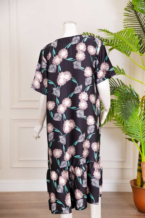 قميص نسائي قصير لون أسود مزين بطبعات زهور وأزرار ملونة من الأمام ذو أكمام قصيرة